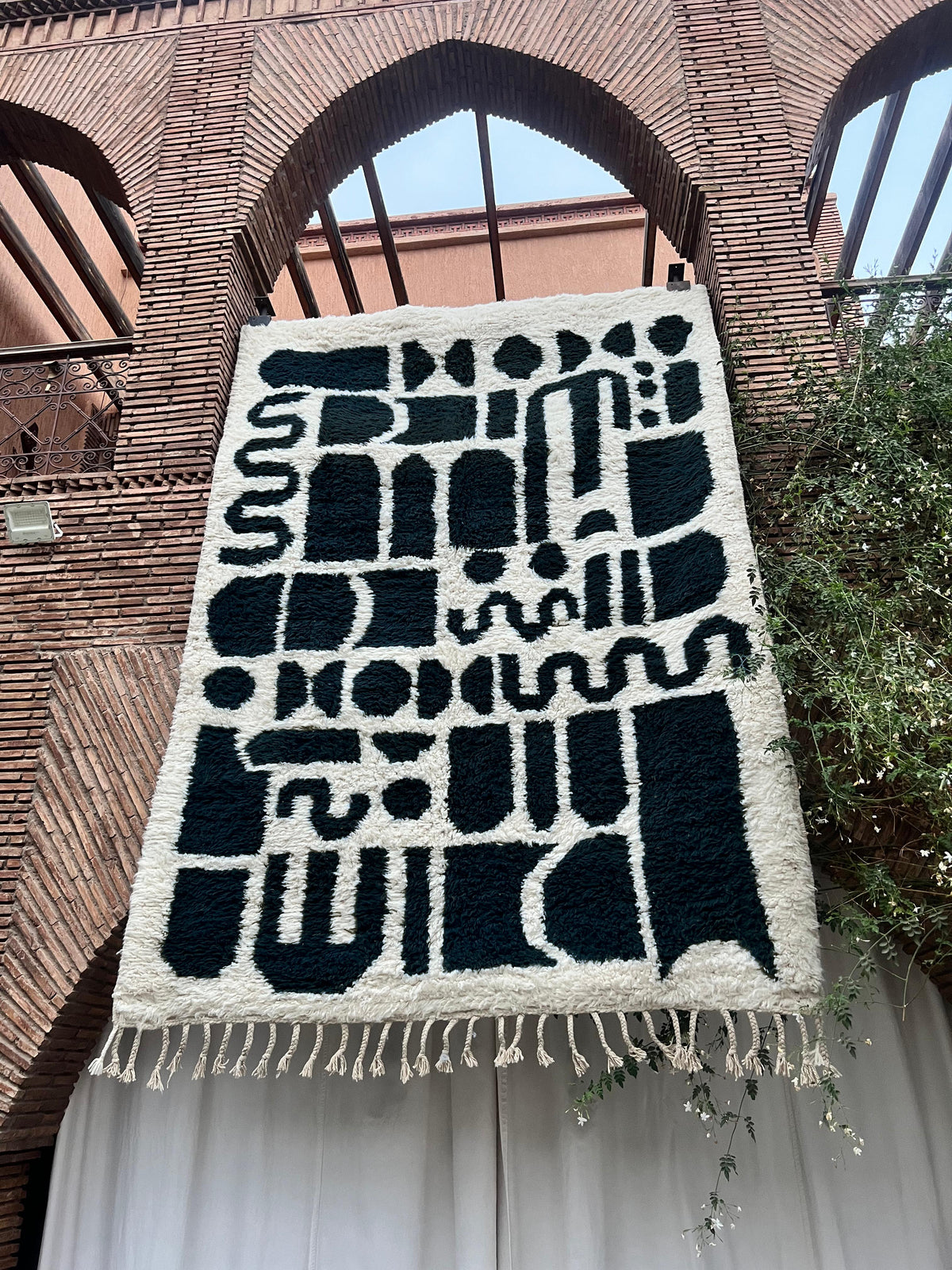 Fès – Handmade Black and White Moroccan Rug
