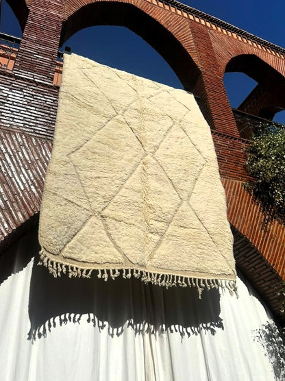 Anemiter – Handmade White Moroccan Rug
