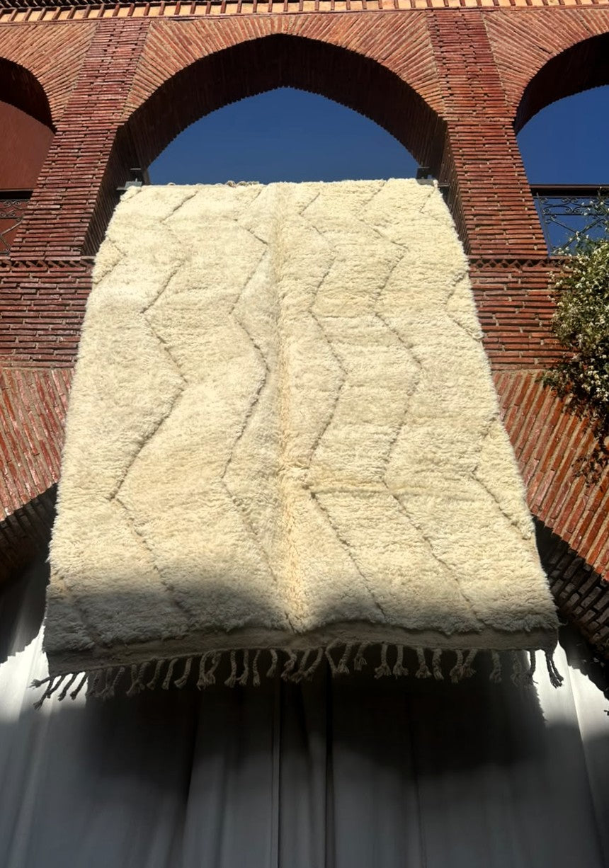 Aït Bouguemez – Handmade White Moroccan Rug