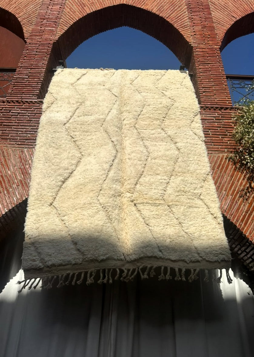 Aït Bouguemez – Handmade White Moroccan Rug
