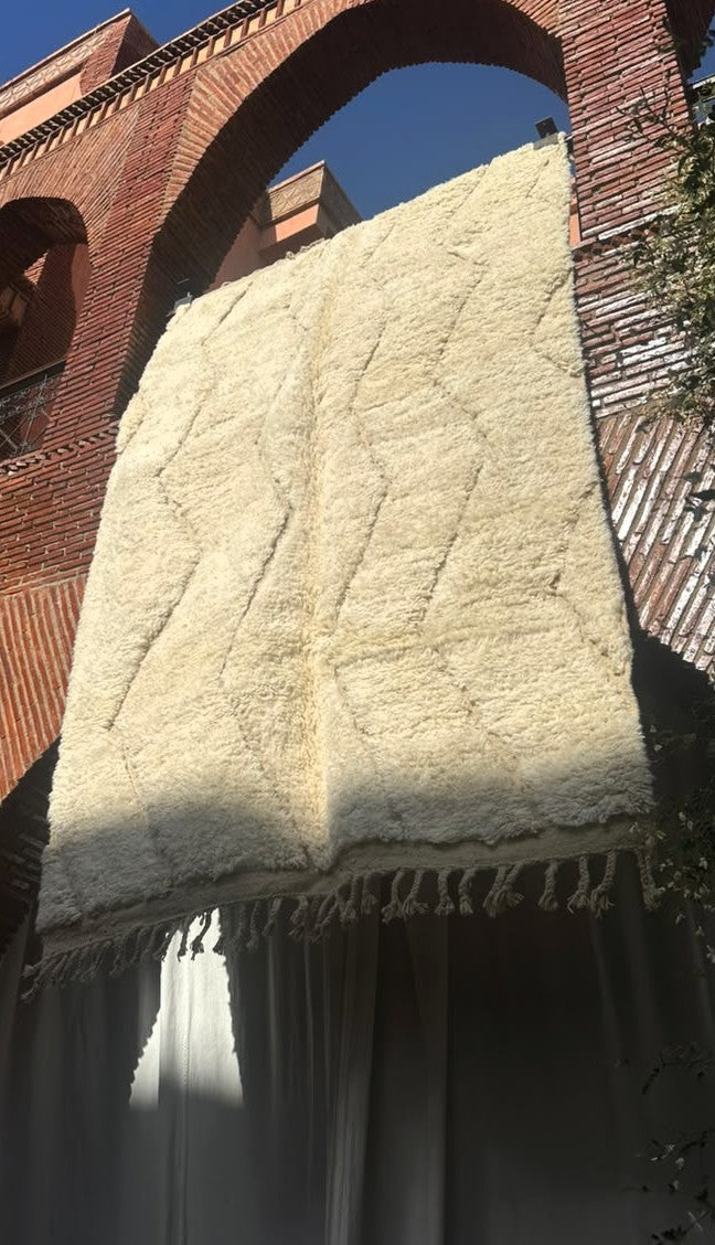 Aït Bouguemez – Handmade White Moroccan Rug