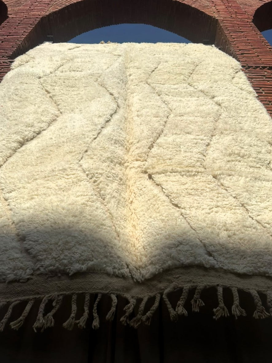 Aït Bouguemez – Handmade White Moroccan Rug