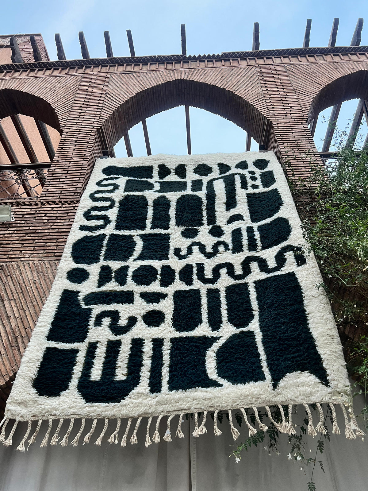 Fès – Handmade Black and White Moroccan Rug